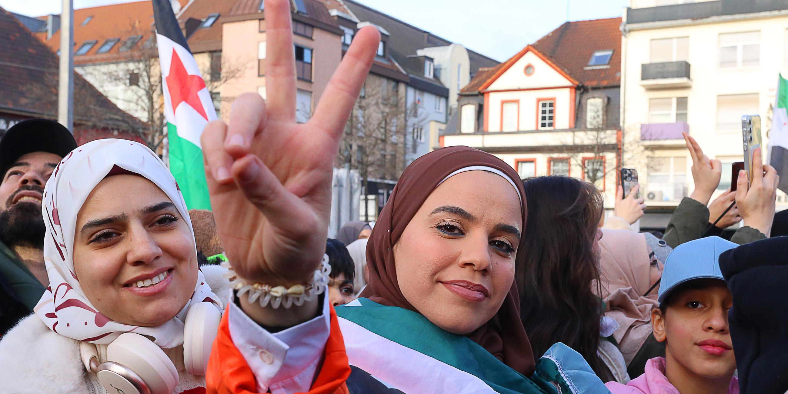 Syrer feiern, nach dem Sturz des bisherigen syrischen Machthabers al-Assad.