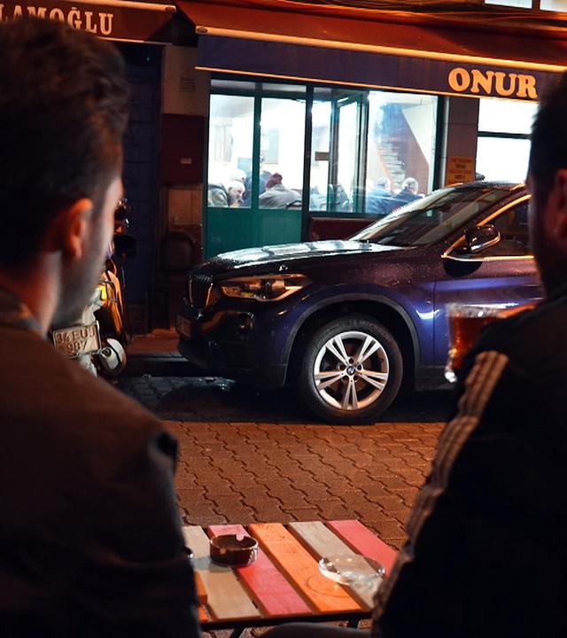 Zwei Männer (Rückansicht) in einem türkischen Straßencafe