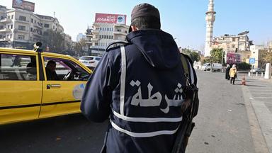 Ein Polizist der sogenannten „Heilsregierung“ der Gruppe Hayat Tahrir al-Sham (HTS)