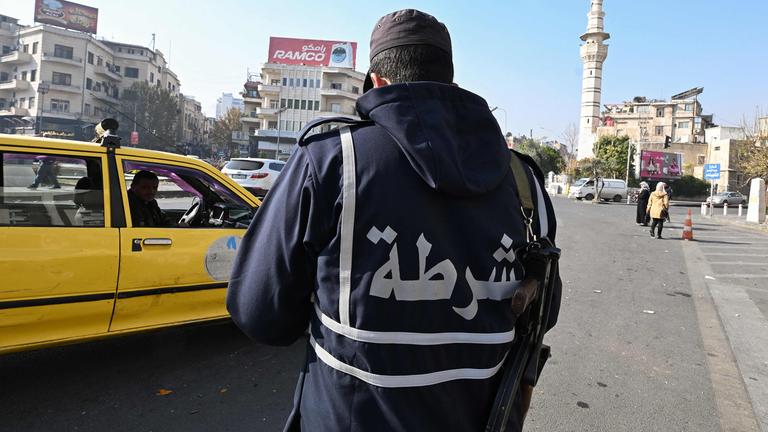 Ein Polizist der sogenannten „Heilsregierung“ der Gruppe Hayat Tahrir al-Sham (HTS)