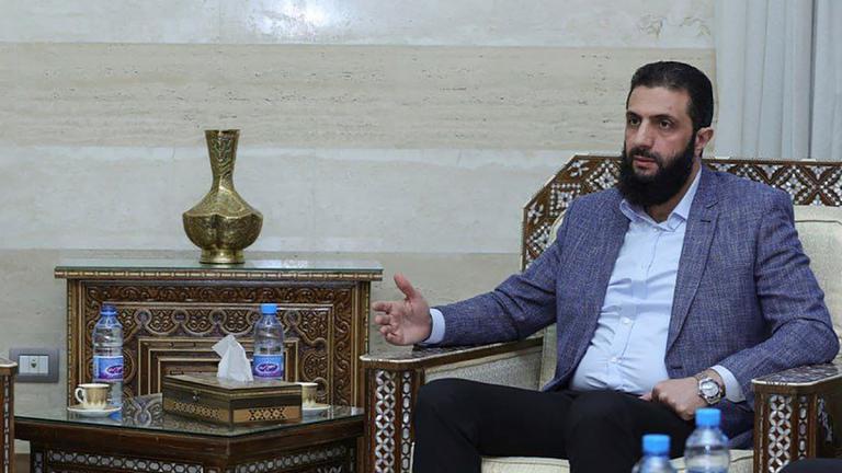 Dieses von der offiziellen syrischen Nachrichtenagentur SANA veröffentlichte Foto zeigt den Anführer der Islamistengruppe HTS in Syrien, Ahmed al-Scharaa (r), bei einem Treffen mit dem Sondergesandten der Vereinten Nationen für Syrien, Pederson (nicht im Bild), in Damaskus. 