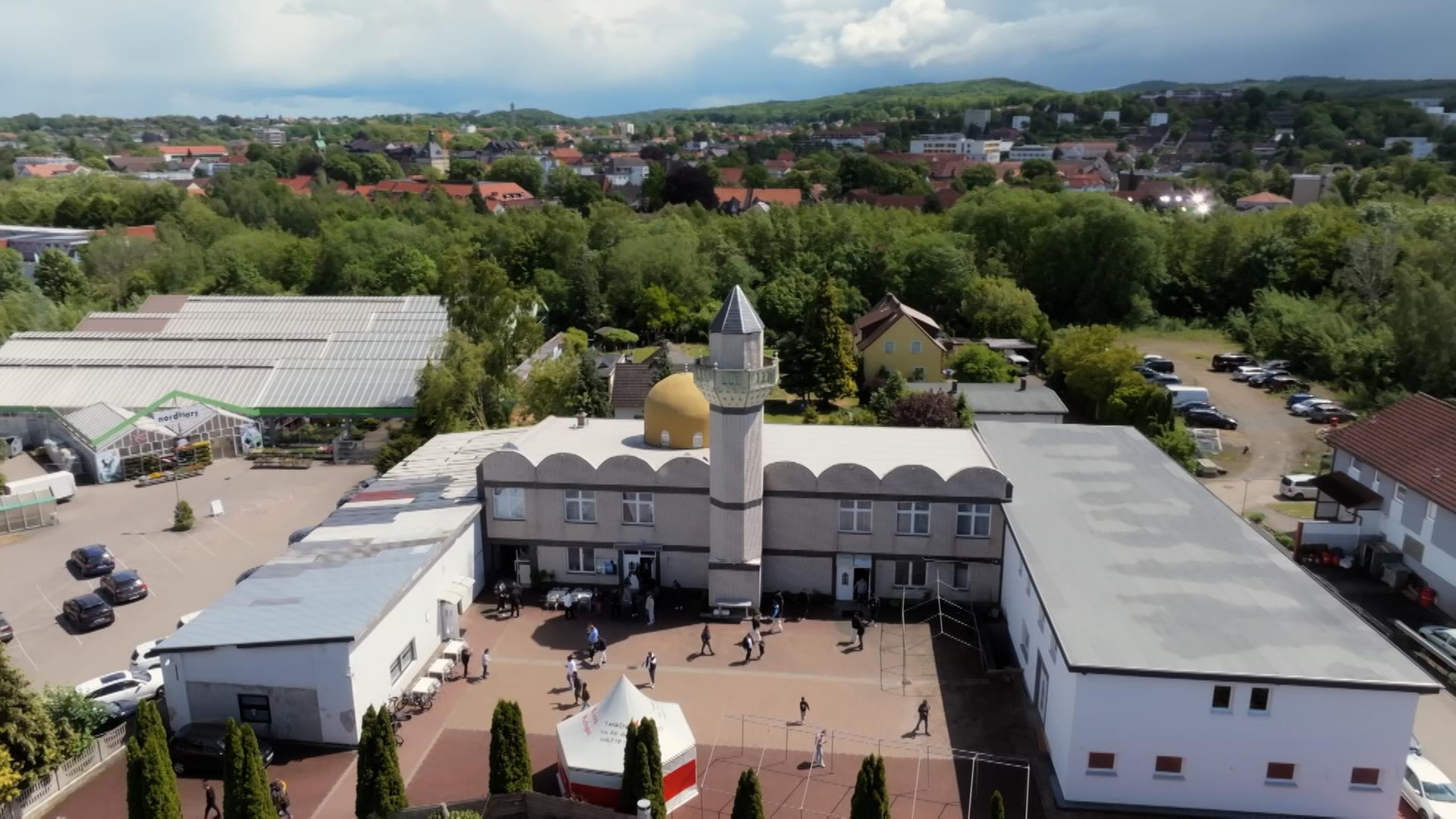 Salzgitter, Niedersachsen: Luftaufnahme eine Moschee vor der Menschen sich bewegen.