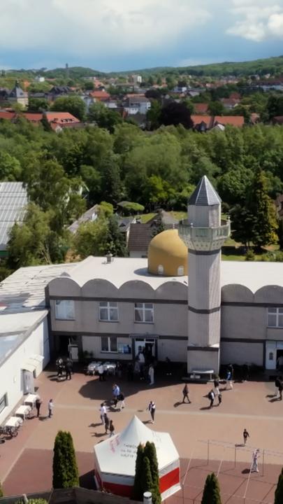 Salzgitter, Niedersachsen: Luftaufnahme eine Moschee vor der Menschen sich bewegen.