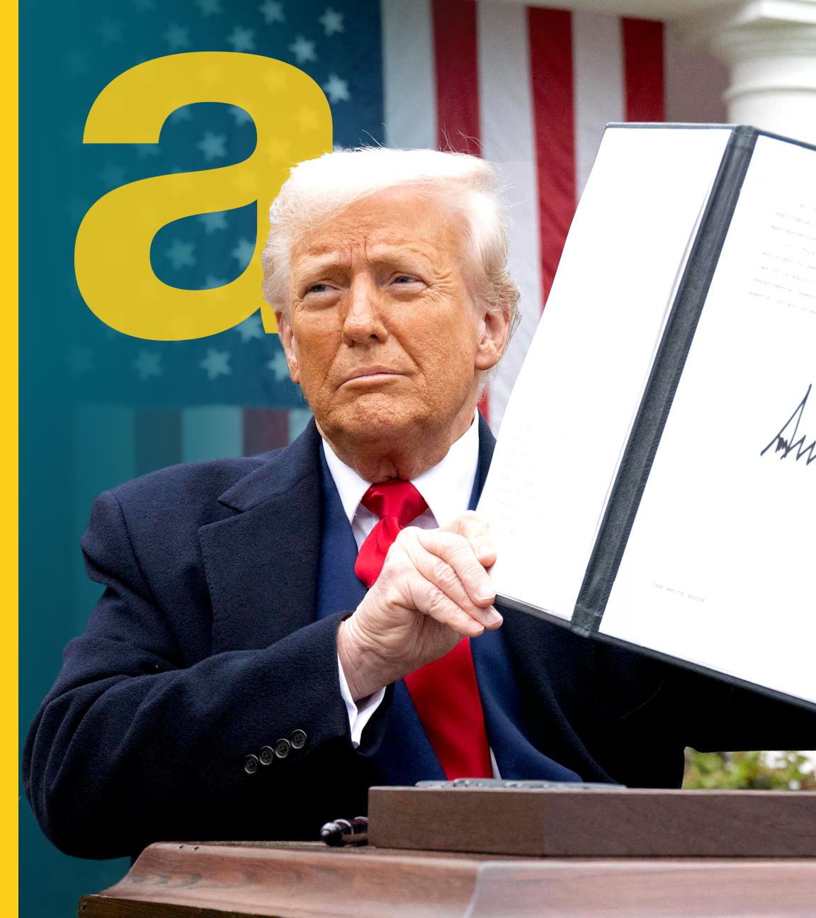Trump sitzt vor einer US-amerikanischen Flagge und hält ein Dokument in die Luft