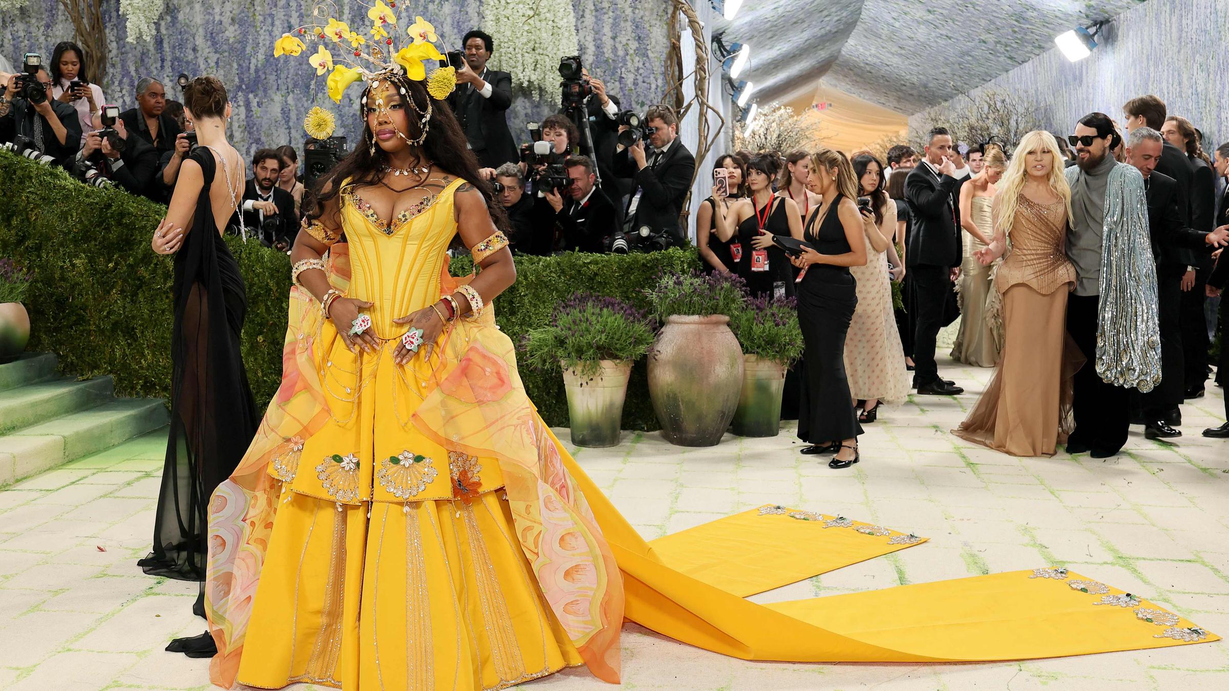 SZA trifft bei der Benefizgala des Costume Institute des Metropolitan Museum of Art ein.