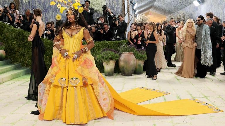 SZA trifft bei der Benefizgala des Costume Institute des Metropolitan Museum of Art ein.