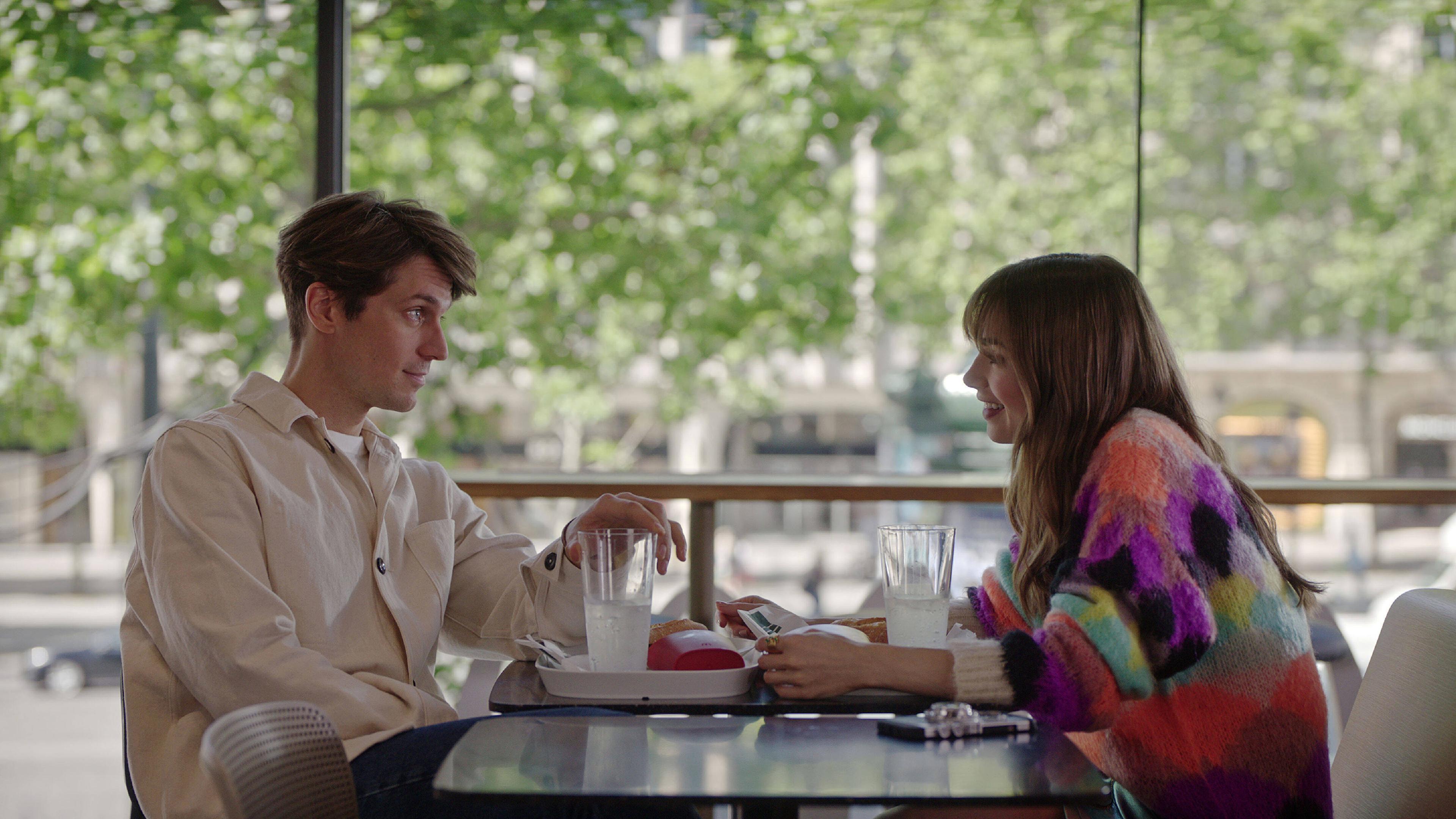 Archiv: Szene aus der Netflix-Serie "Emily in Paris" mit Lucas Bravo und Lily Collins