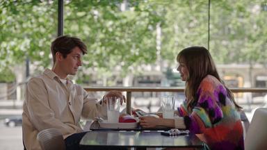 Archiv: Szene aus der Netflix-Serie "Emily in Paris" mit Lucas Bravo und Lily Collins