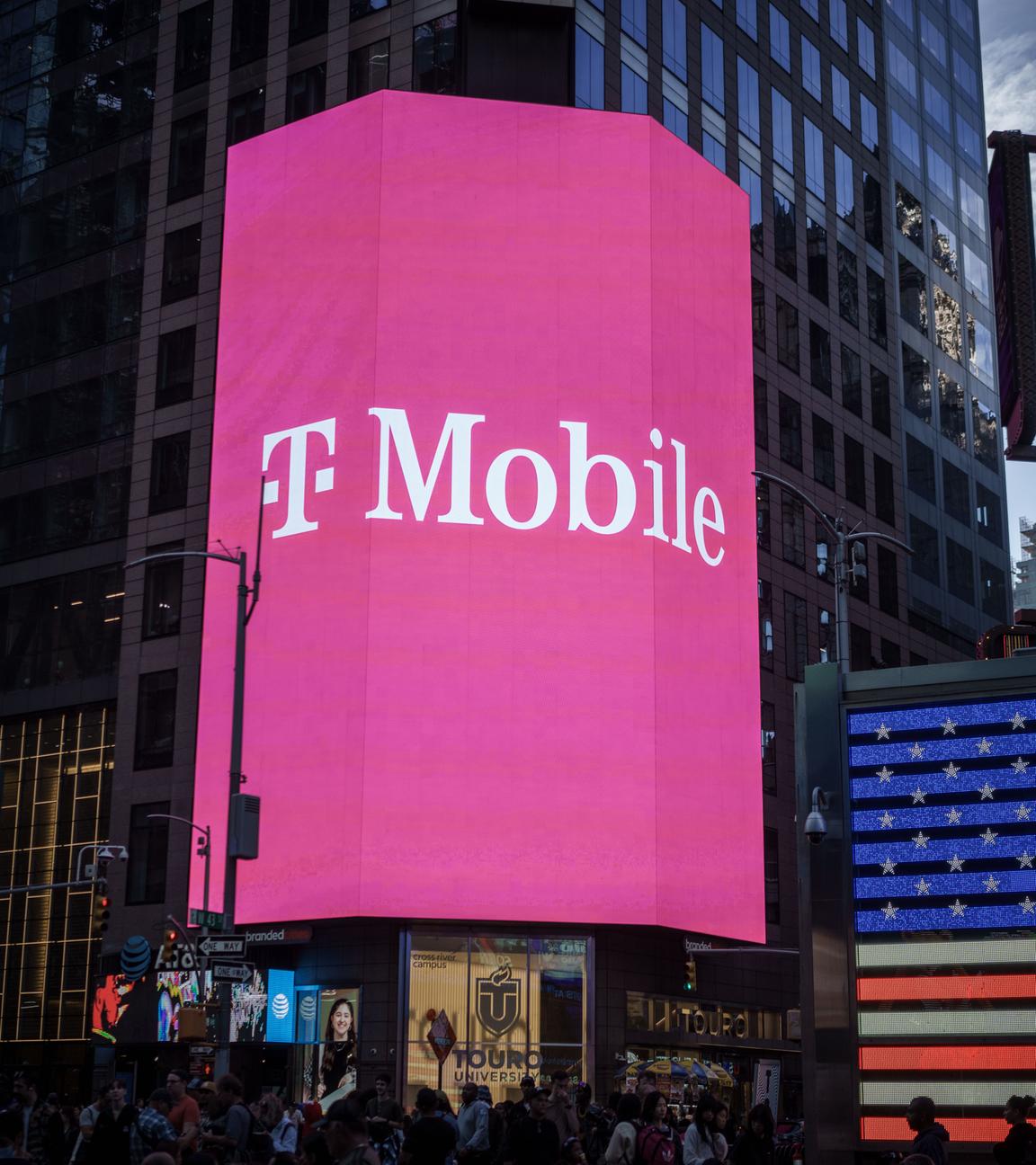 Eine Leuchtreklame für T-Mobile an einer Häuserfassade in New York City