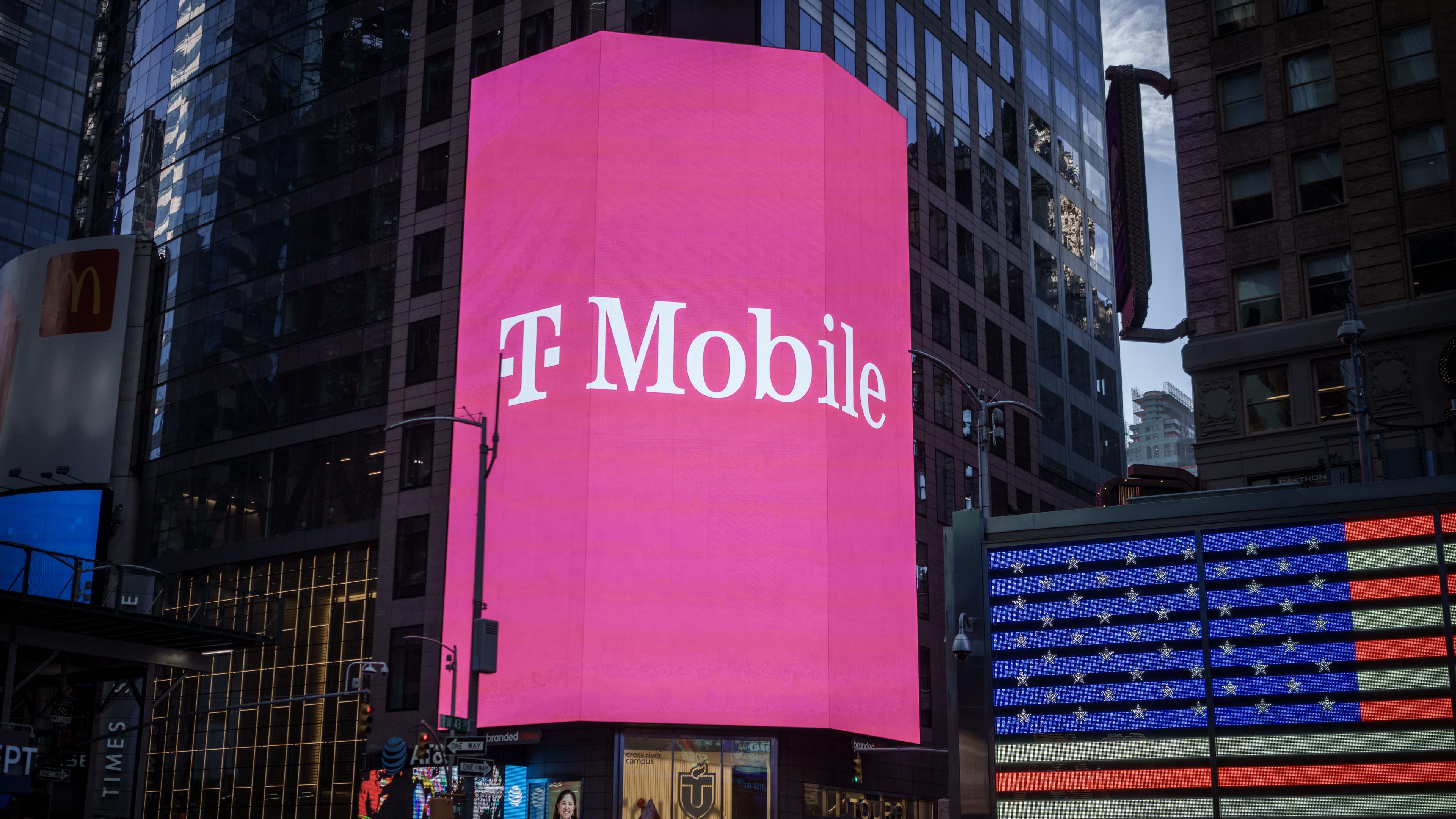 Eine Leuchtreklame für T-Mobile an einer Häuserfassade in New York City