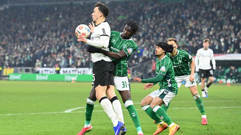 In der Bundesligapartie zwischen dem SV Werder Bremen und Borussia Mönchengladbach versuchen die Bremer Coulibali und Schmidt im Zweikampf Gladbachs Tabakovic den Ball zu entreißen