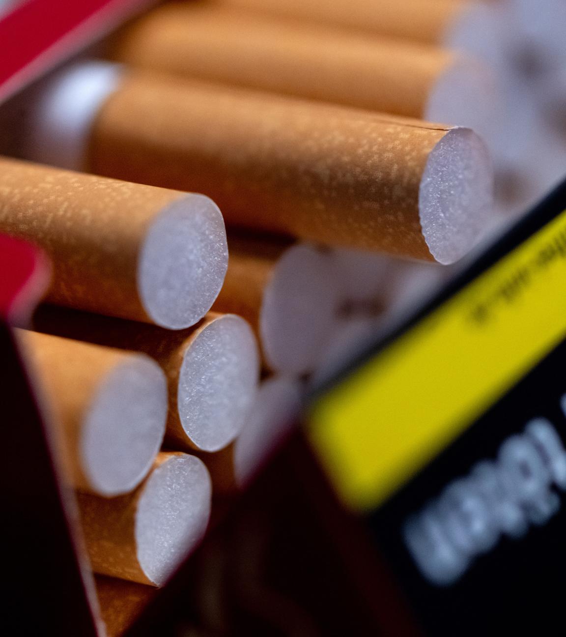 Symbolbild: Eine geöffnete Zigarettenpackung liegt auf einem Tisch. 