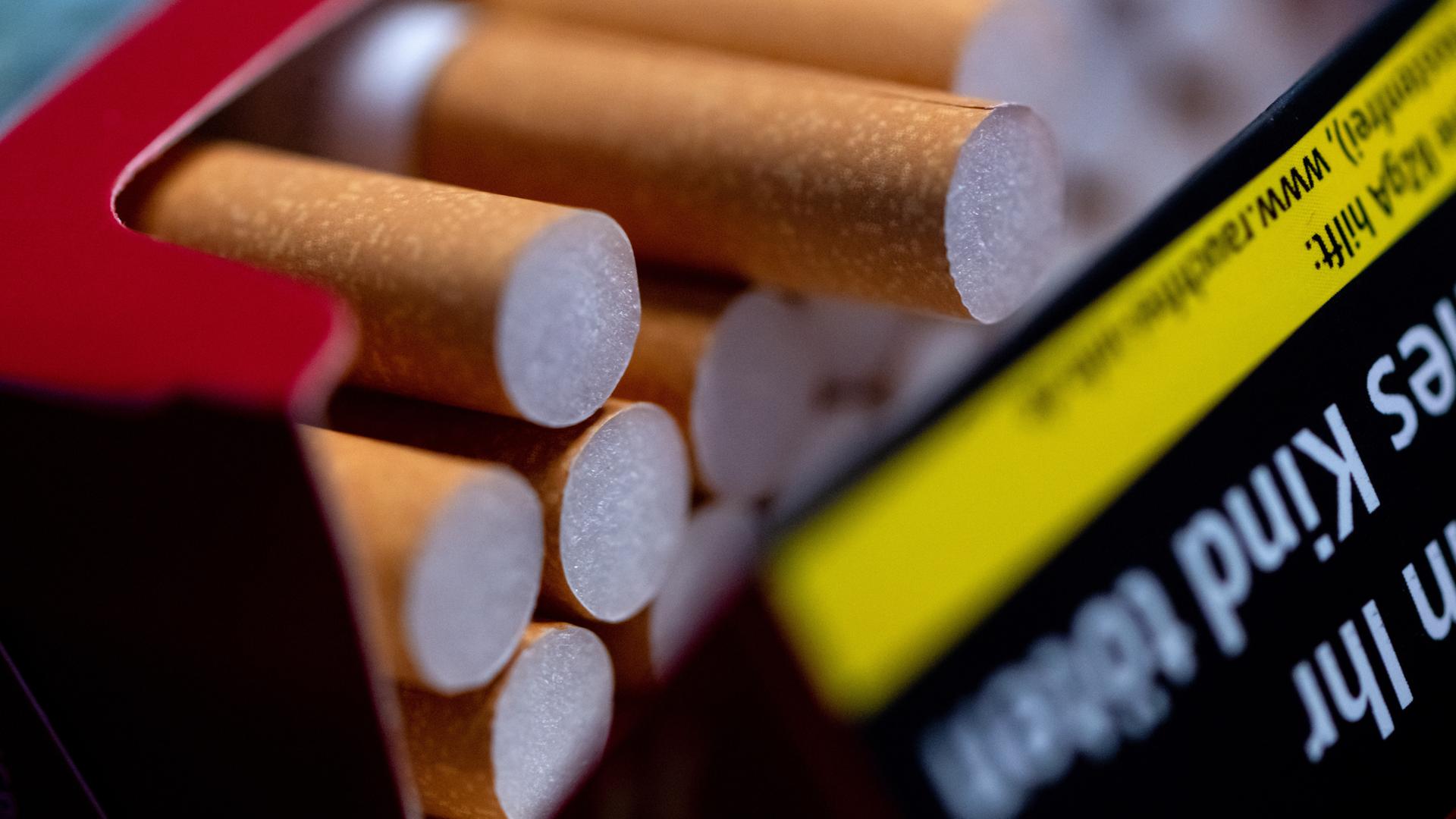 Symbolbild: Eine geöffnete Zigarettenpackung liegt auf einem Tisch. 