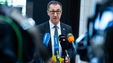 Cem Özdemir (Bündnis 90/Die Grünen), Ministerpräsident von Baden-Württemberg, spricht vor einer Sitzung vom Bundesrat vor Medienvertretern.