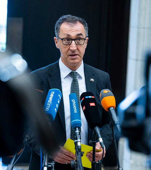 Cem Özdemir (Bündnis 90/Die Grünen), Ministerpräsident von Baden-Württemberg, spricht vor einer Sitzung vom Bundesrat vor Medienvertretern.