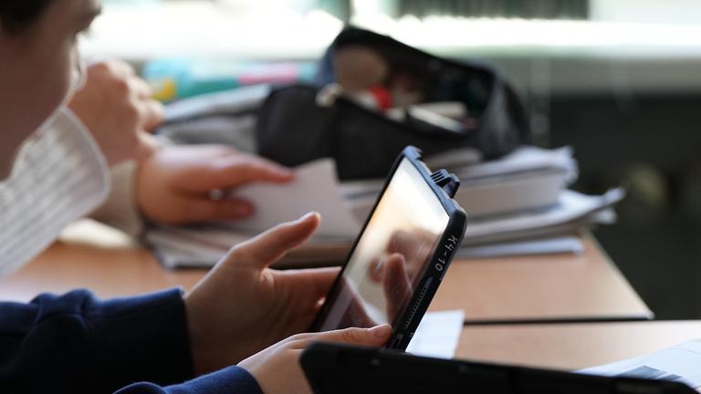 Tablets in einem Klassenzimmer.