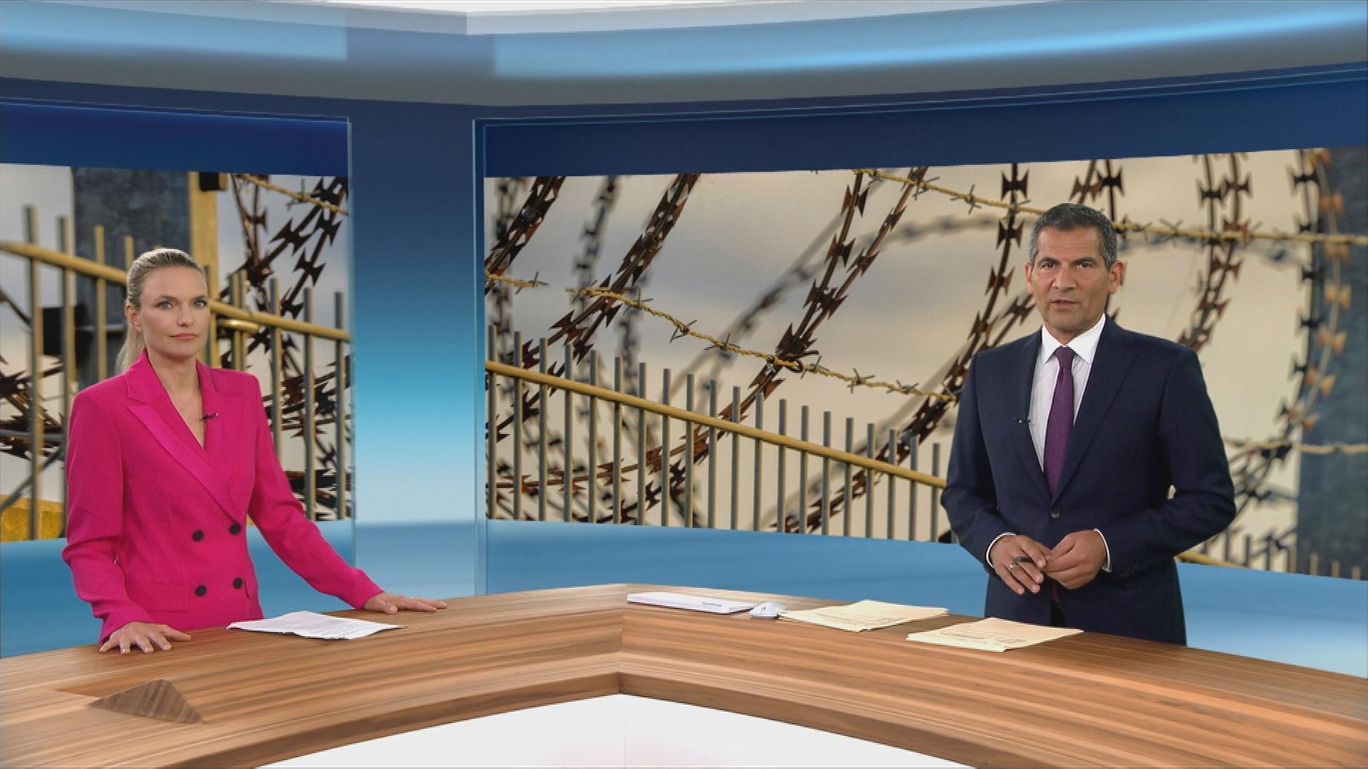 Rechtsexpertin Sarah Tacke im Gespräch mit Moderator Mitri Sirin.