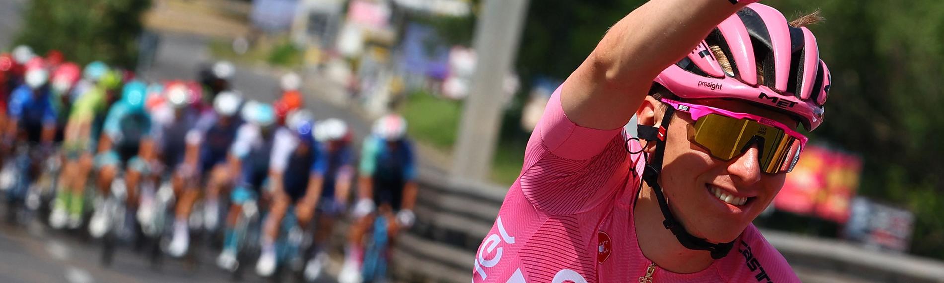 Der slowenische Fahrer Tadej Pogacar vom Team UAE, der das rosa Trikot des Gesamtführenden trägt, zeigt ein Siegeszeichen, während er auf der 21. und letzten Etappe des 107. Giro d'Italia, 125 km von Rom nach Rom, am 26. Mai 2024 radelt. 