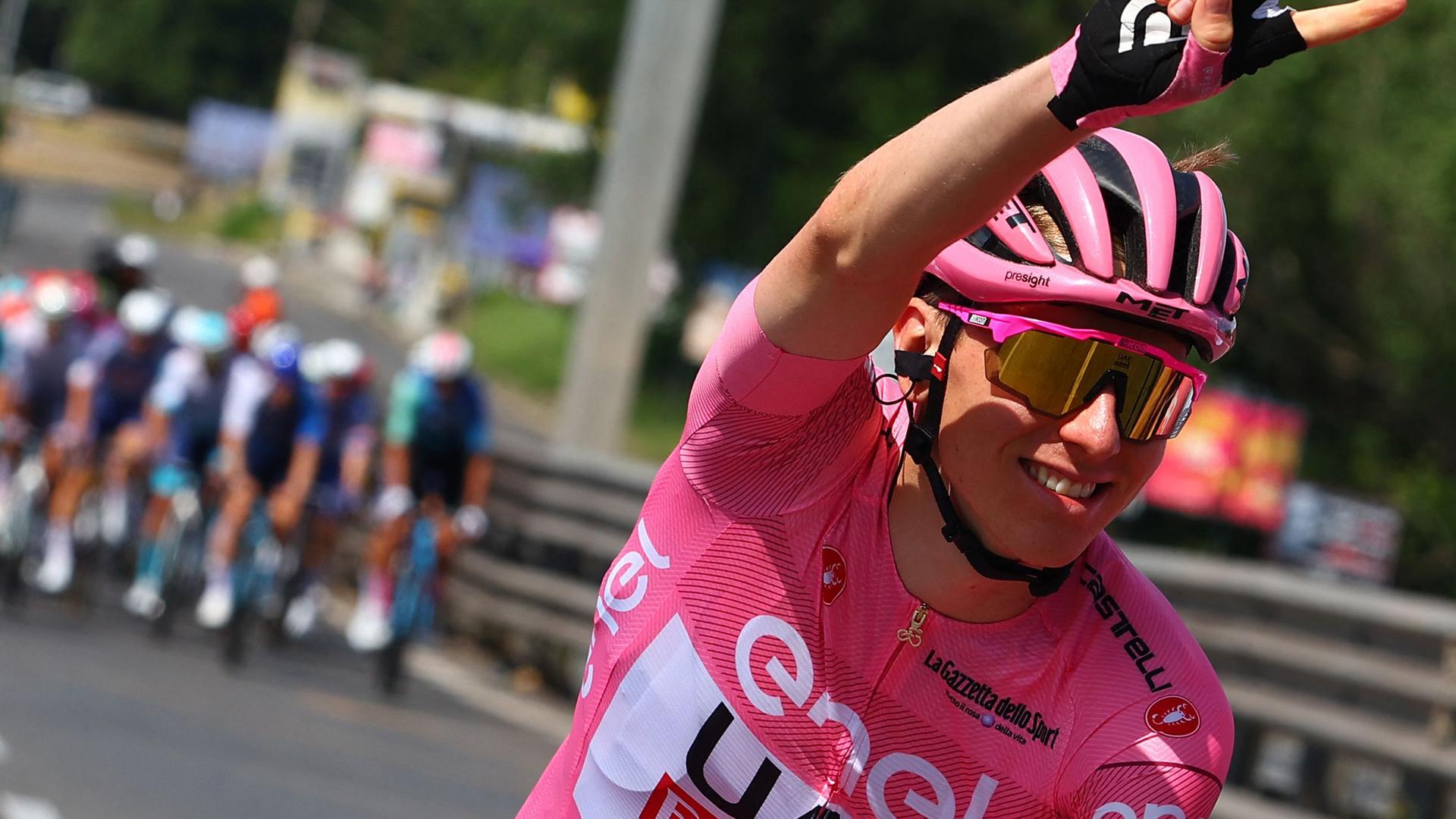 Der slowenische Fahrer Tadej Pogacar vom Team UAE, der das rosa Trikot des Gesamtführenden trägt, zeigt ein Siegeszeichen, während er auf der 21. und letzten Etappe des 107. Giro d'Italia, 125 km von Rom nach Rom, am 26. Mai 2024 radelt. 