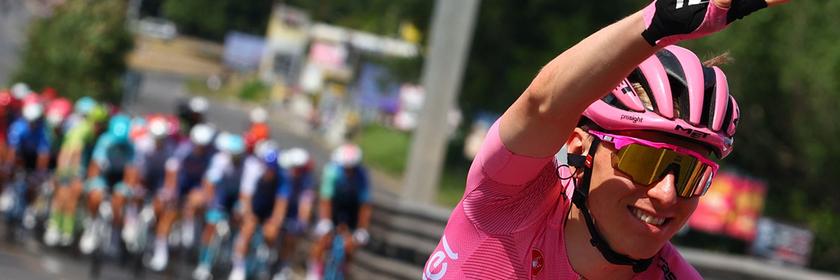 Der slowenische Fahrer Tadej Pogacar vom Team UAE, der das rosa Trikot des Gesamtführenden trägt, zeigt ein Siegeszeichen, während er auf der 21. und letzten Etappe des 107. Giro d'Italia, 125 km von Rom nach Rom, am 26. Mai 2024 radelt. 