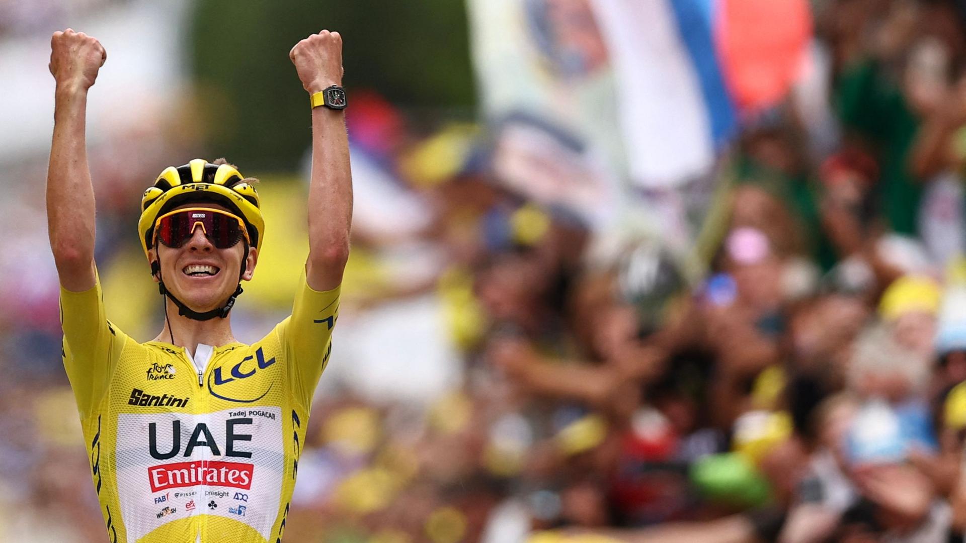 Tadej Pogacar vom UAE Team Emirates jubelt, als er die 19. Etappe der 111. Ausgabe der Tour de France, in den französischen Alpen am 19.07.2024 gewinnt.