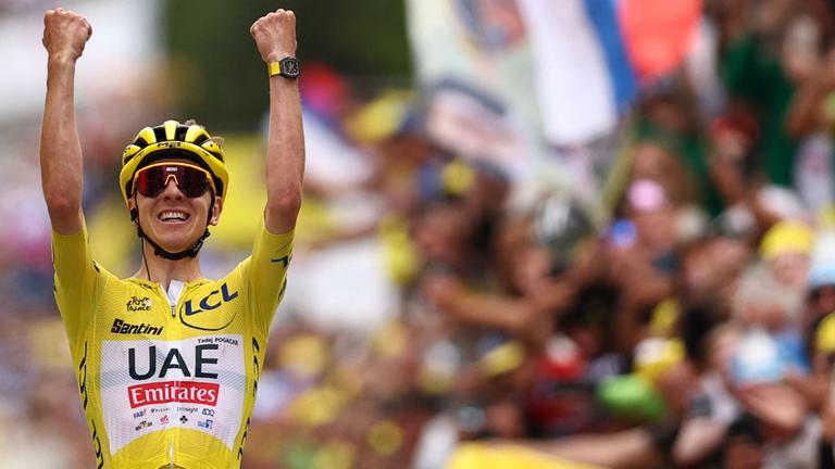 Tadej Pogacar vom UAE Team Emirates jubelt, als er die 19. Etappe der 111. Ausgabe der Tour de France, in den französischen Alpen am 19.07.2024 gewinnt.
