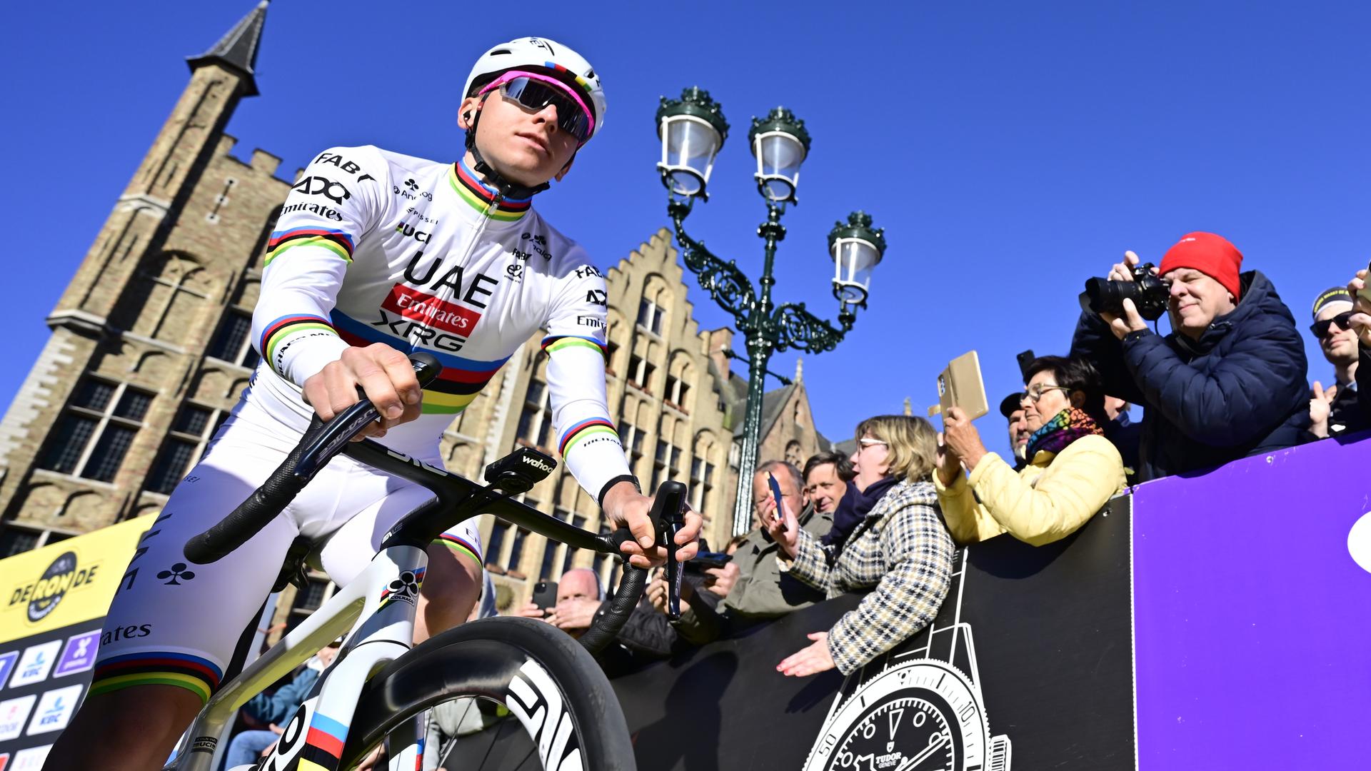 Der Slowene Tadej Pogacar vom UAE Team Emirates beim Start am 06.04.2025.