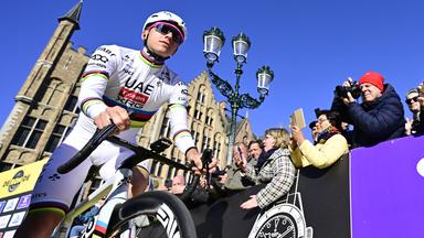 Der Slowene Tadej Pogacar vom UAE Team Emirates beim Start am 06.04.2025.