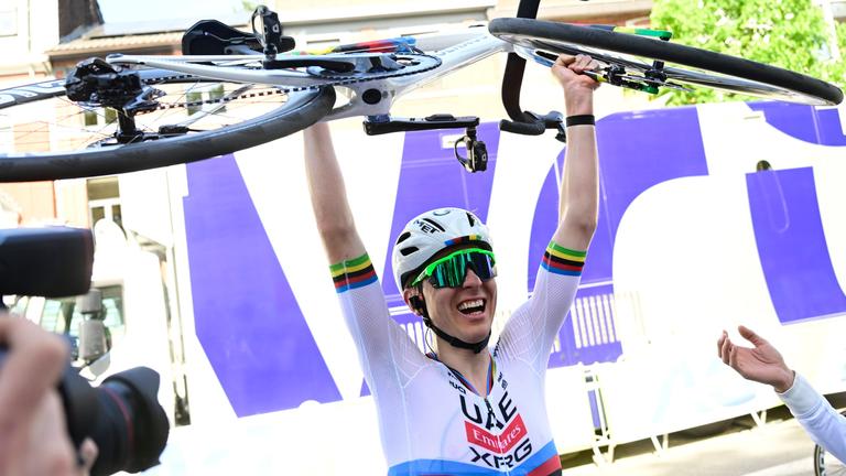 Tadej Pogacar jubelt zum Sieg in Lüttich am 27.04.2025.