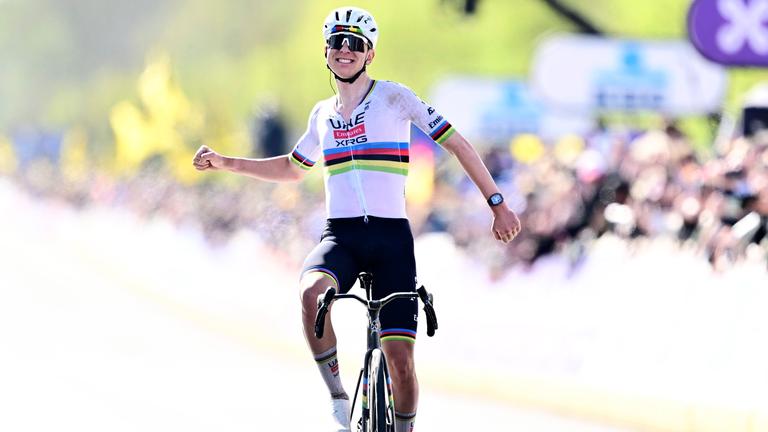Der slowenische Radrennfahrer Tadej Pogačar jubelt nach dem Rennen bei der Flandern-Rundfahrt 2026