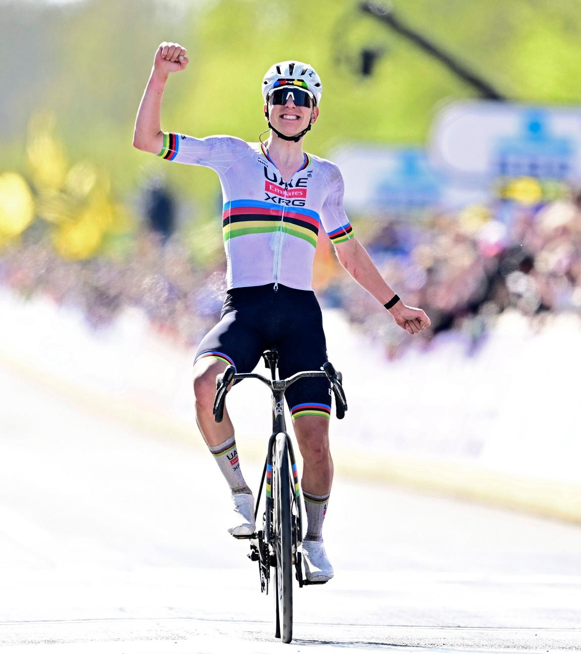 Der slowenische Radrennfahrer Tadej Pogačar jubelt nach dem Rennen bei der Flandern-Rundfahrt 2026