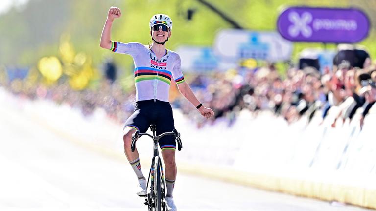 Der slowenische Radrennfahrer Tadej Pogačar jubelt nach dem Rennen bei der Flandern-Rundfahrt 2026