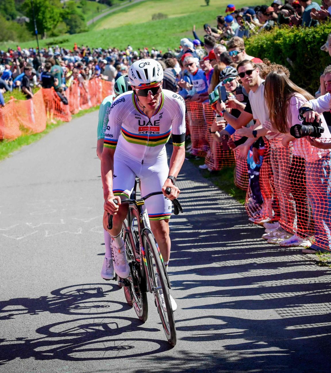 Tadej Pogacar (UAE Team Emirates-XRG) fährt während des Elite-Rennens der Männer bei Liege–Bastogne–Liege 2026.