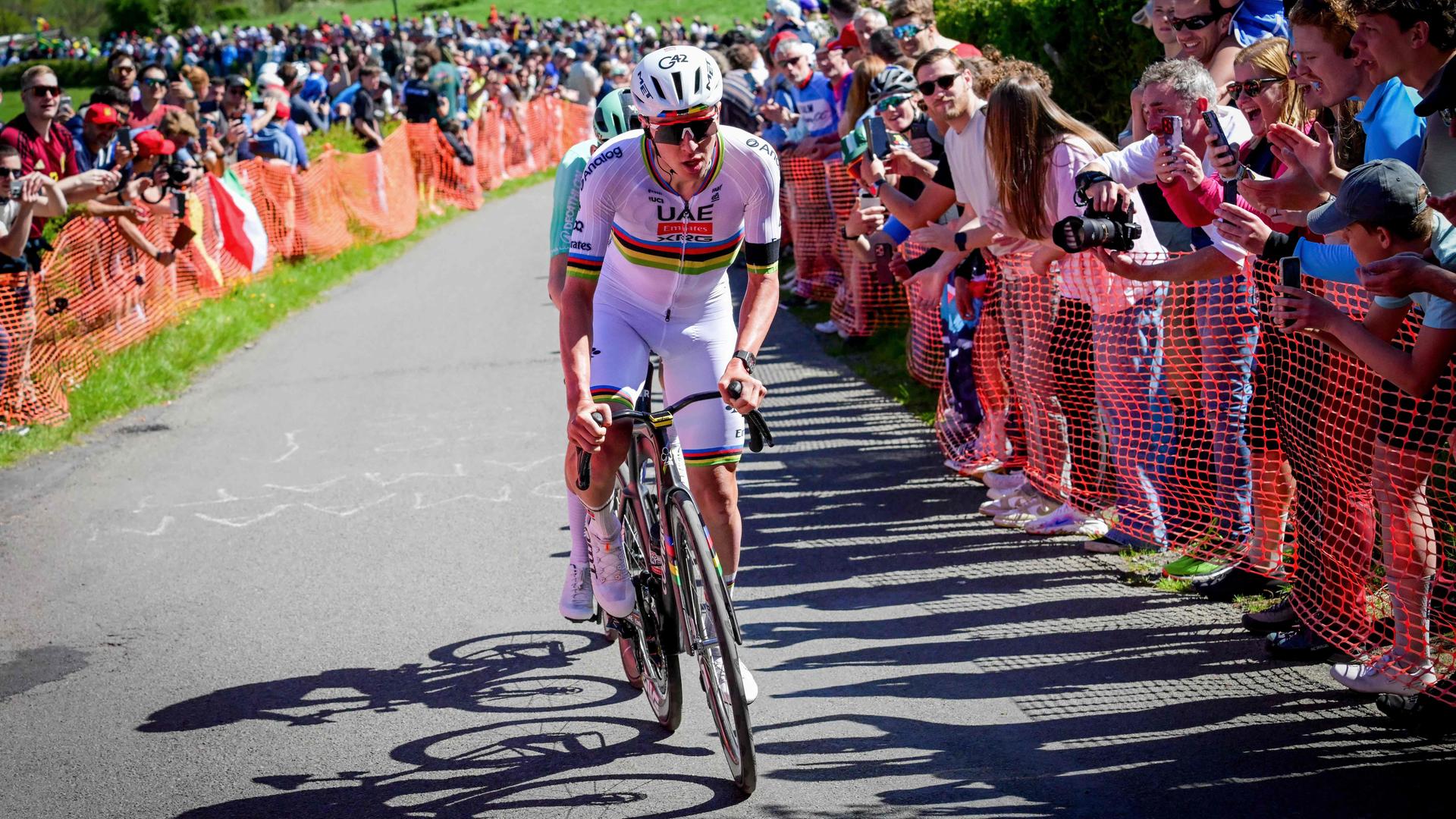 Tadej Pogacar (UAE Team Emirates-XRG) fährt während des Elite-Rennens der Männer bei Liege–Bastogne–Liege 2026.