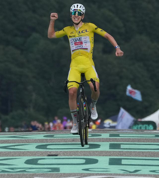 Tadej Pogacar jubelt im Gelben Trikot nach seinem Etappensieg bei der Tour de France.