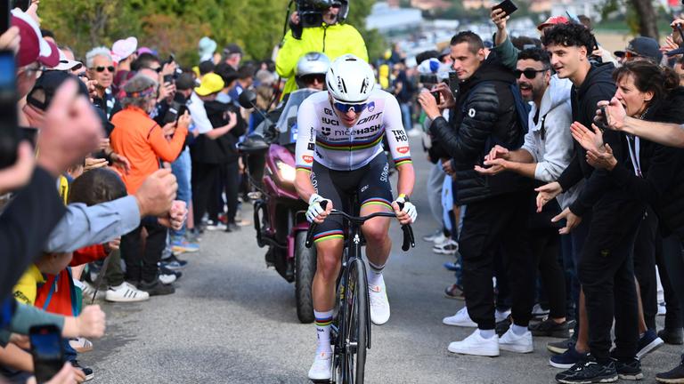 Pogacar Tadej fährt im Straßenrennen der EM einen Berg hoch, Zuschauer applaudieren.