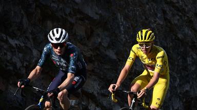 Tadej Pogacar und Jonas Vingegaard während der Tour de France bei der 20. Etappe.