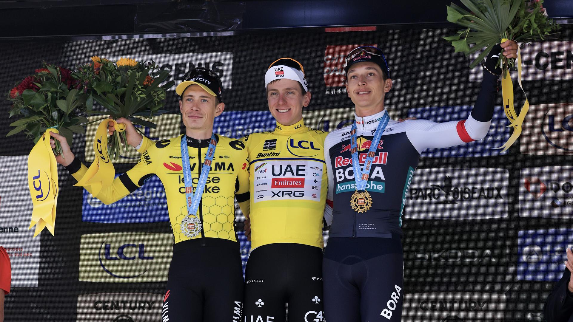 Siegereherung beim Critérium du Dauphiné: Sieger Tadej Pogacar (Mitte) mit dem zweitplatzierten Jonas Vingegaard (links) und Florian Lipowitz.