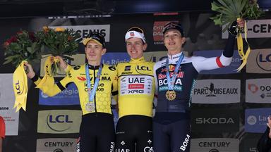 Siegereherung beim Critérium du Dauphiné: Sieger Tadej Pogacar (Mitte) mit dem zweitplatzierten Jonas Vingegaard (links) und Florian Lipowitz.