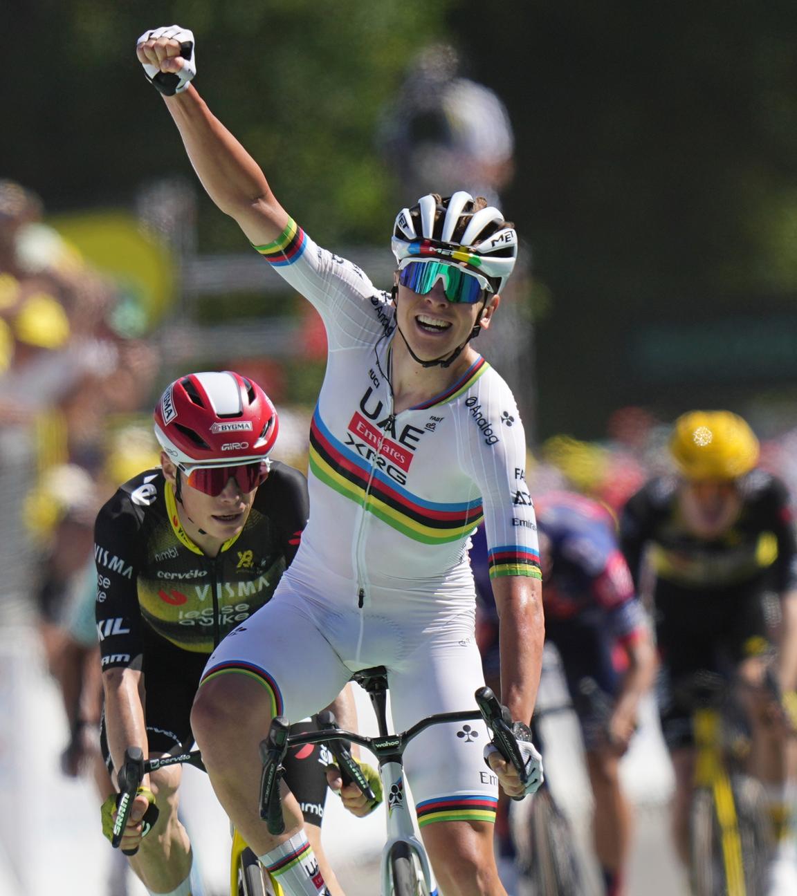 Tadej Pogacar bejubelt seinen Etappensieg auf der 7. Etappe der Tour de France