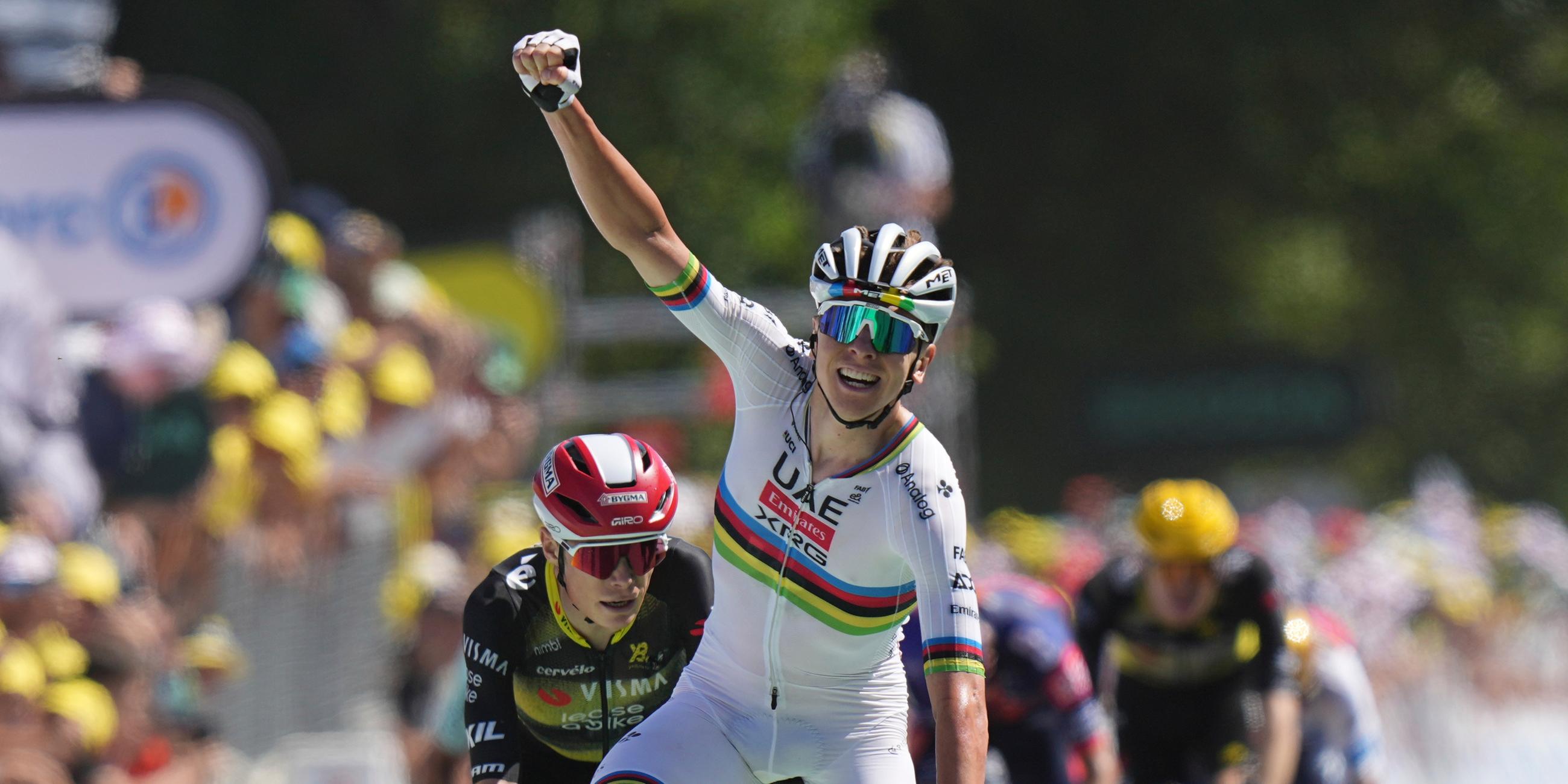 Tadej Pogacar bejubelt seinen Etappensieg auf der 7. Etappe der Tour de France