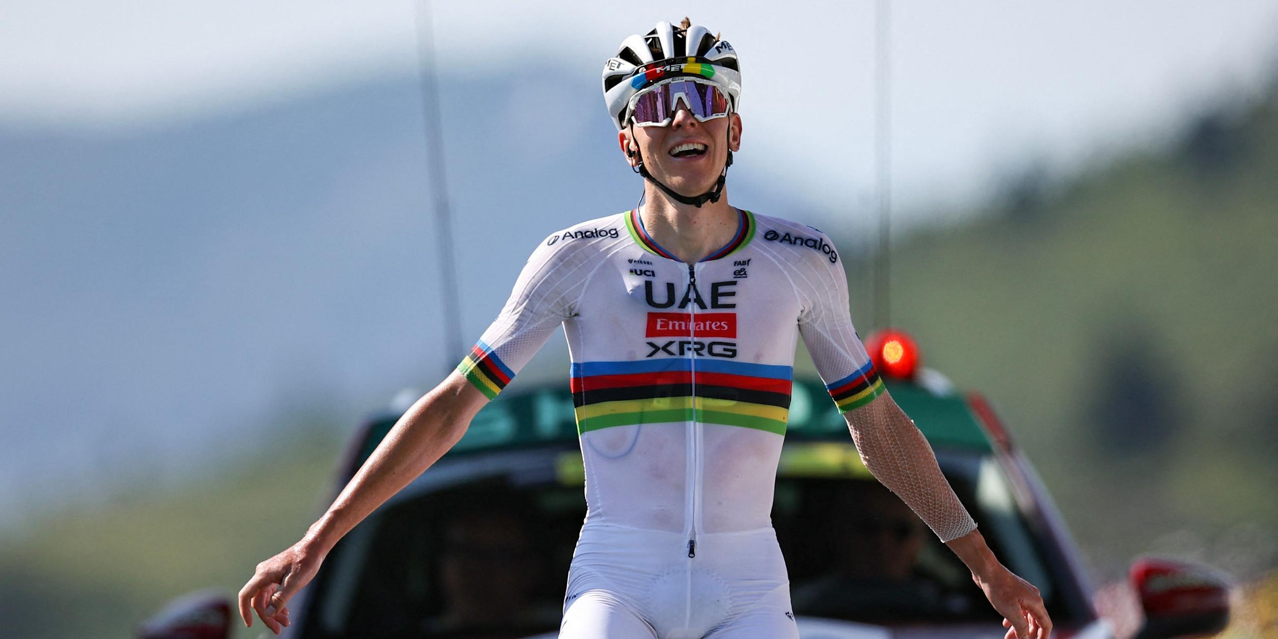 Radsportler Tadej Pogacar jubelt am Ende der zwölften Etappe der Tour de France