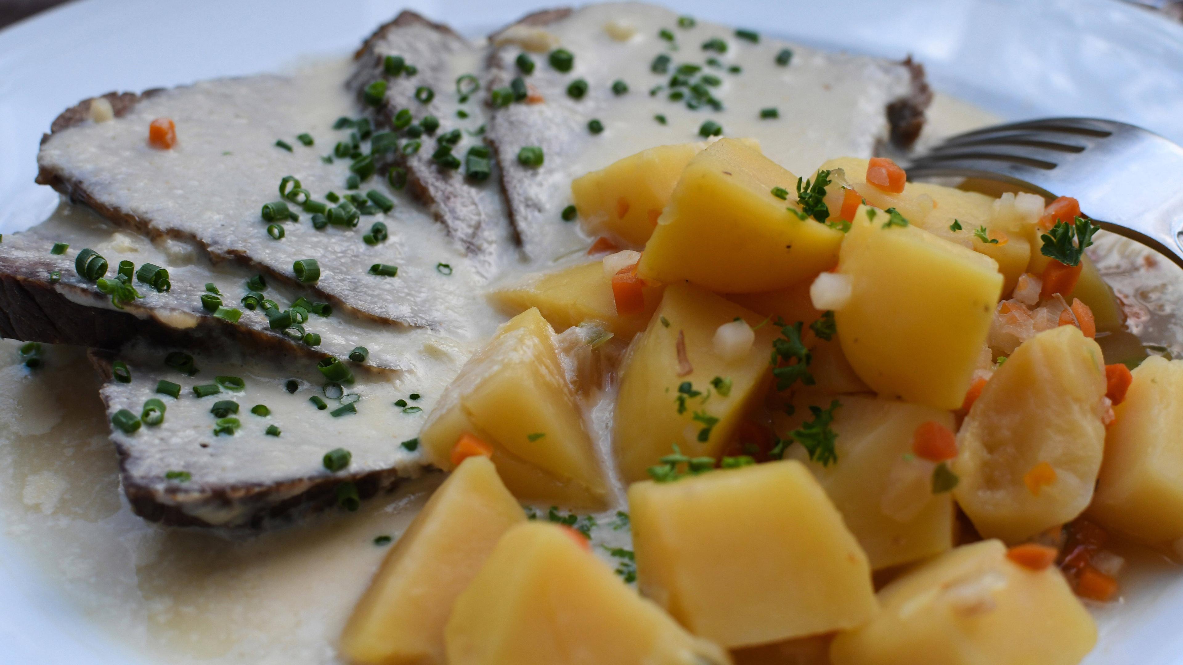 Wiener Tafelspitz mit Schnittlauchsauce und Röstkartoffeln