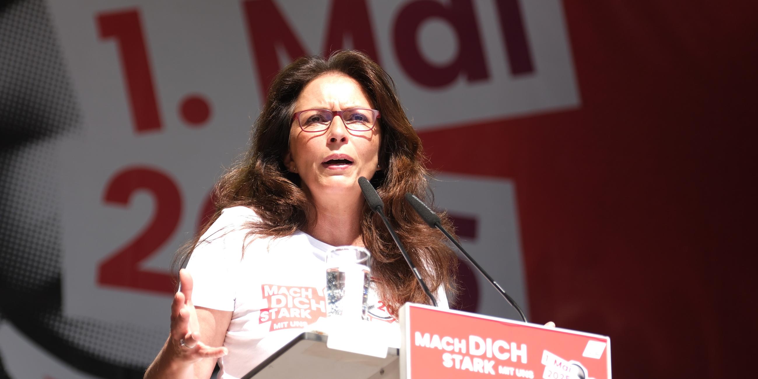 01.05.2025, Sachsen, Leipzig: Yasmin Fahimi, Vorsitzende des Deutschen Gewerkschaftsbundes (DGB), spricht bei einer Versammlung.