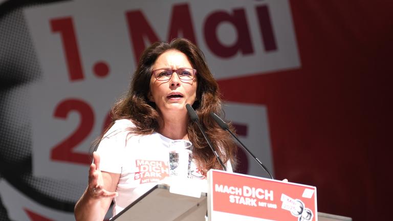 01.05.2025, Sachsen, Leipzig: Yasmin Fahimi, Vorsitzende des Deutschen Gewerkschaftsbundes (DGB), spricht bei einer Versammlung.