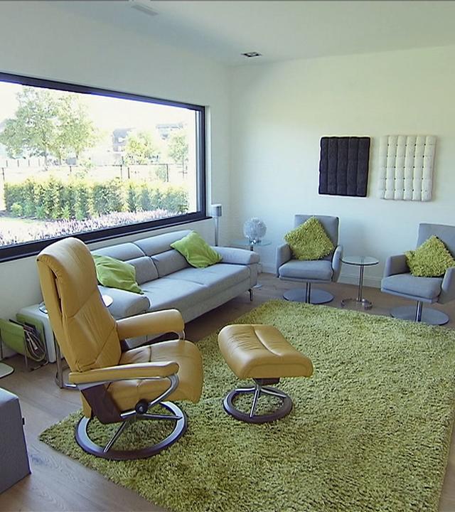 Blick auf Couch und Sessel mit einem Fenster im Hintergrund - Am Tag der Architektur am Wochenende kann man einen exklusiven Blick hinter die Fassaden spannender Bauobjekte werfen.