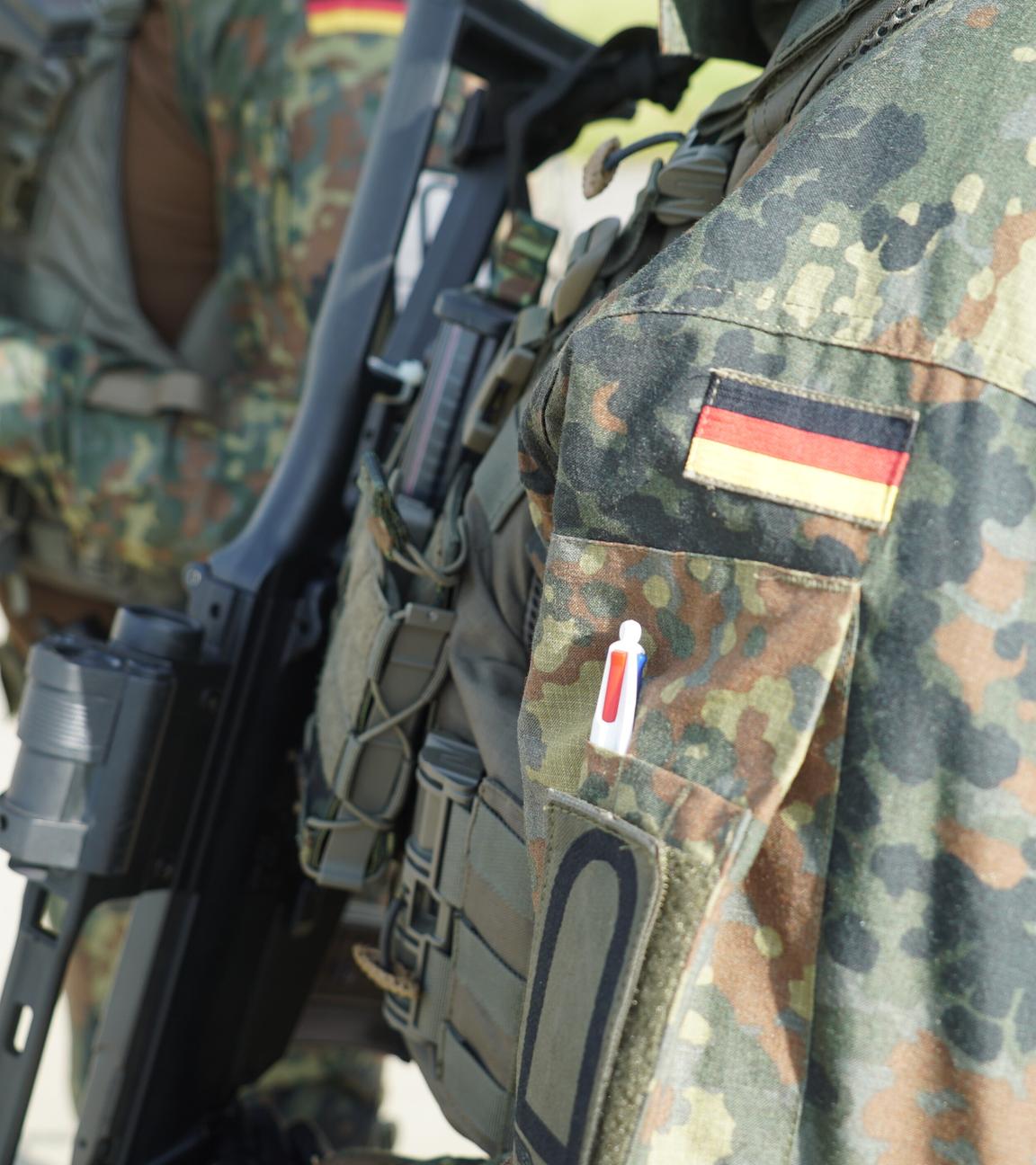 Menschen in Uniform der Bundeswehr und Waffen 
