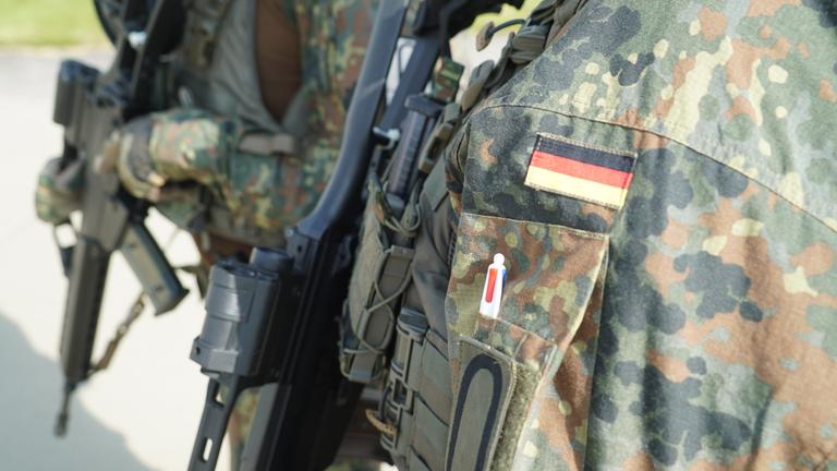 Menschen in Uniform der Bundeswehr und Waffen 
