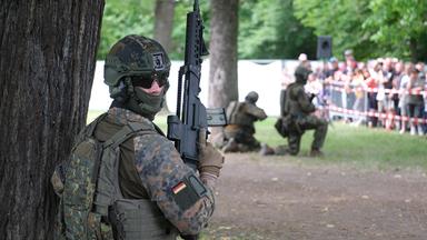 Soldaten bei einer Gefechtsdarstellung vor Besuchern des Tages der Bundeswehr. 
