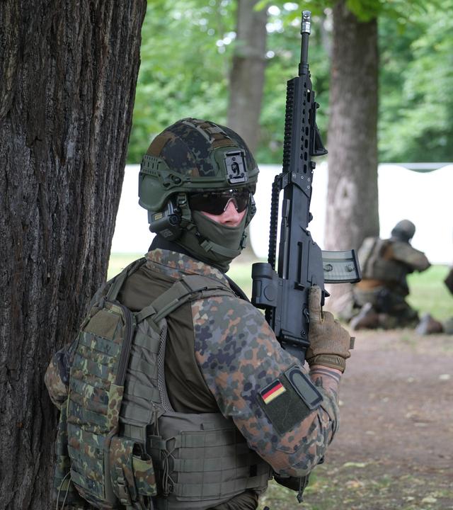 Soldaten bei einer Gefechtsdarstellung vor Besuchern des Tages der Bundeswehr. 